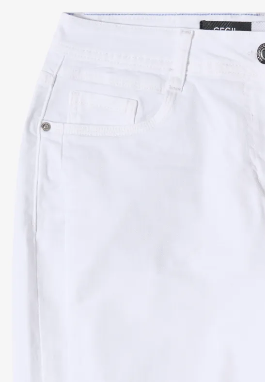 Witte jeans in close-up met voorzakken, ritssluiting en knoop.