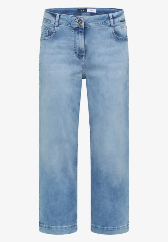 Hellblaue Jeans mit geradem Schnitt, mittelhoher Leibhöhe und klassischen Five-Pocket-Details.