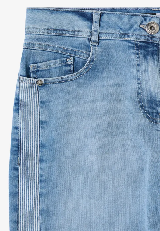 Frontansicht eines hellblauen Jeansrocks mit Tasche, Gürtelschlaufen und markanten Nähten.