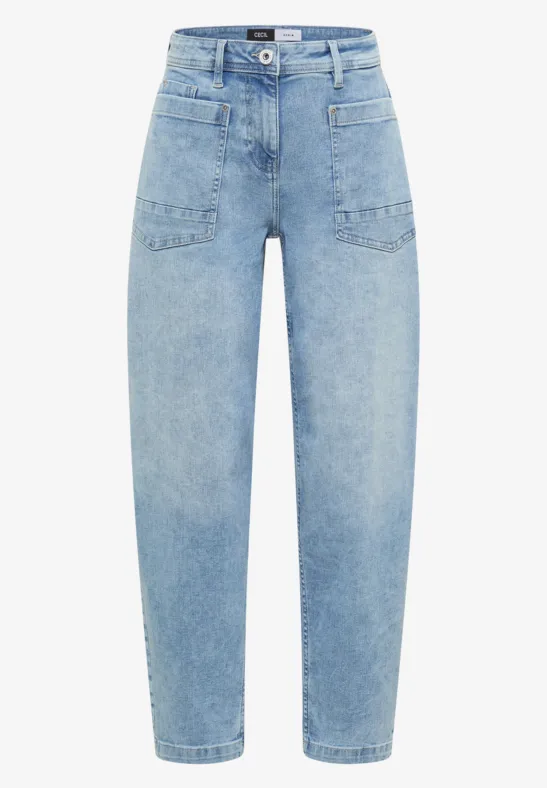 Hellblaue Jeanshose mit hohem Bund, locker geschnittenen Beinen und aufgesetzten Taschen vorne.