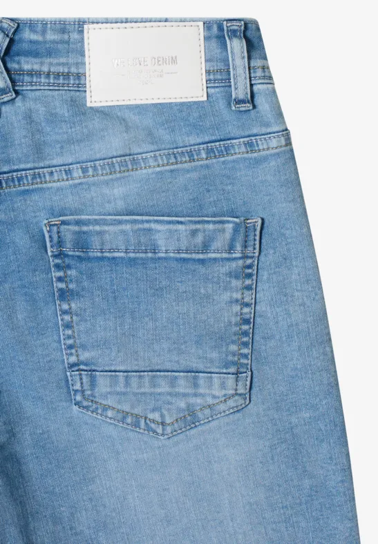 Hellblaue Jeans mit Gesäßtasche und weißem Label