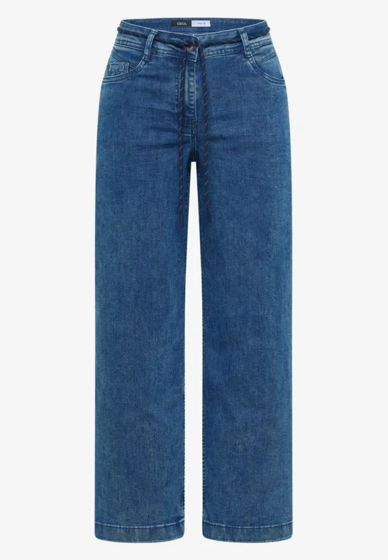 Eine blaue, gerade geschnittene Jeans mit weitem Bein.