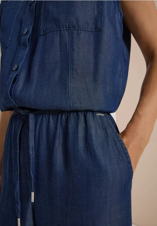 Ärmelloser, dunkelblauer Jeans-Overall mit Knopfleiste und Tunnelzug in der Taille.