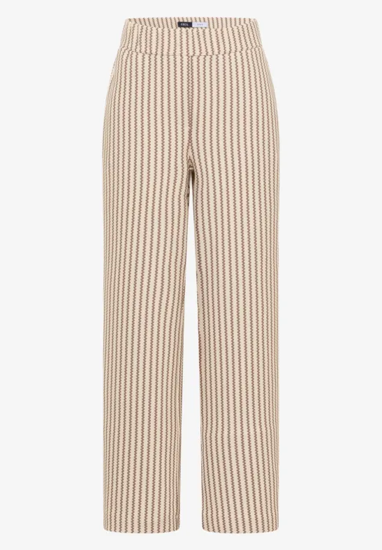 Beige, gerade geschnittene Hose mit feinen senkrechten Streifen.