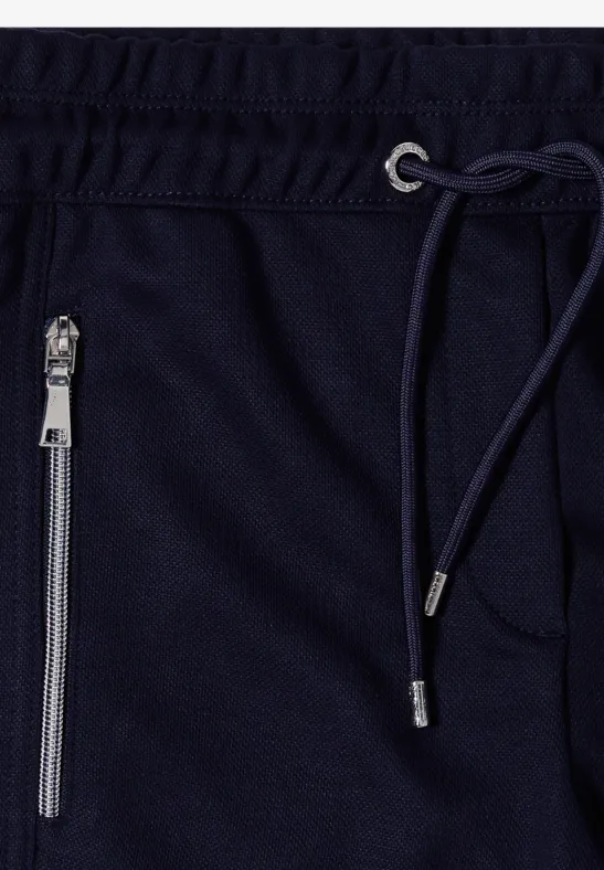Dunkelblaue Jogginghose mit Kordelzug und Reißverschlusstasche.