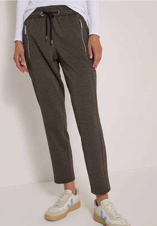 Dunkelgraue Jogginghose mit Kordelzug und weiße Sneakers