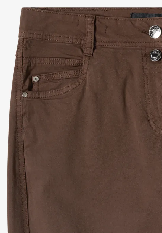 Braune Hose mit Gürtelschlaufen, zwei Metallknöpfen und Fronttaschen.