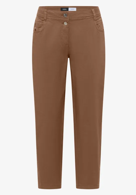 Braune Damenhose in schmaler Passform mit geradem Bein und Knopfverschluss.