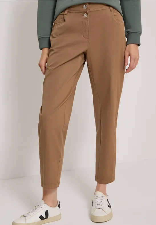 Damenhose in Camelbraun, gerade geschnitten, mit Knopfverschluss und seitlichen Taschen, lässig bis zum Knöchel.