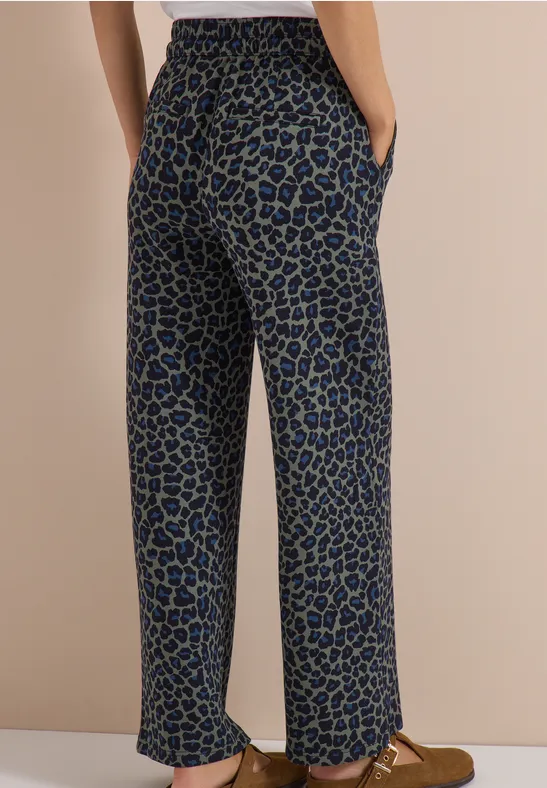 Pantalon ample à motif léopard bleu et noir avec poches latérales et coupe décontractée.