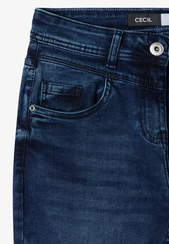 Nahaufnahme einer dunklen CECIL-Damenjeans mit Knopfverschluss und Eingrifftasche.