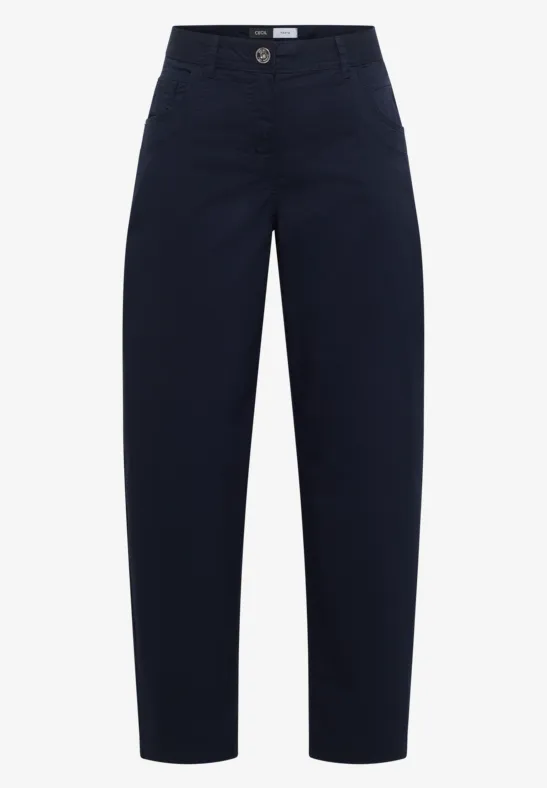 Pantalon chino bleu marine élégant, coupe droite, taille classique et poches latérales.