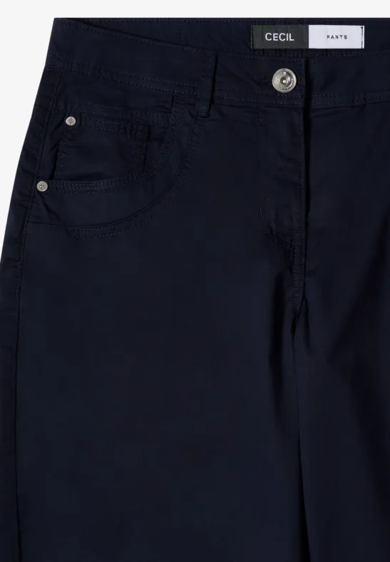 Pantalon bleu marine avec fermeture à bouton et fermeture éclair, poches latérales et coupe droite.