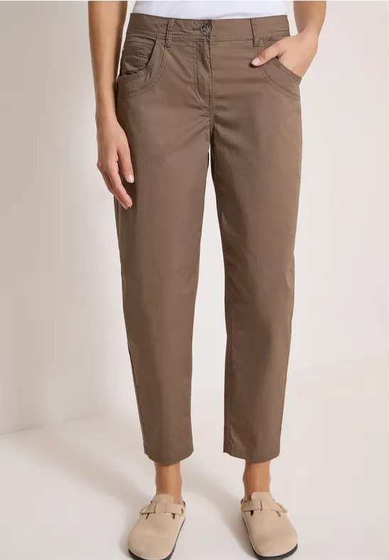 Braune, gerade geschnittene Hose mit Taschen, kombiniert mit beigen Slippern.