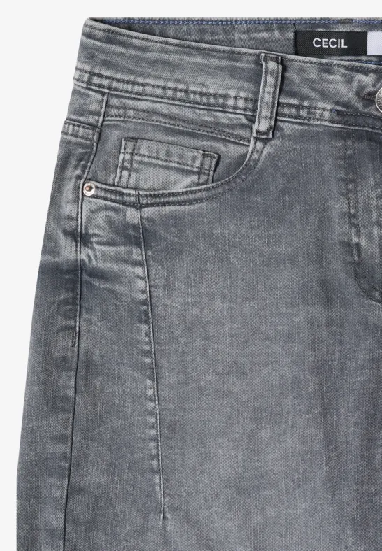 Obere Partie einer grauen Jeanshose mit Taillenbund und vorderen Taschen aus Denim.