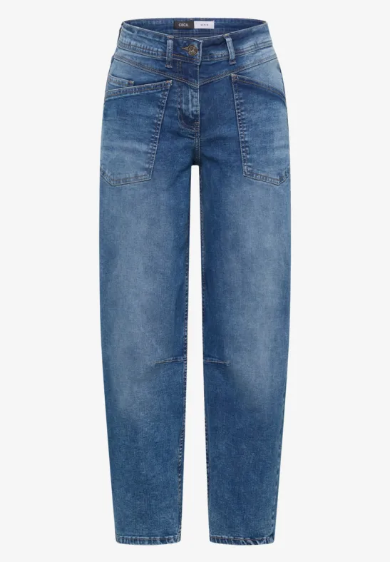 Jean bleu ample taille haute avec poches plaquées à l’avant et coupe droite.