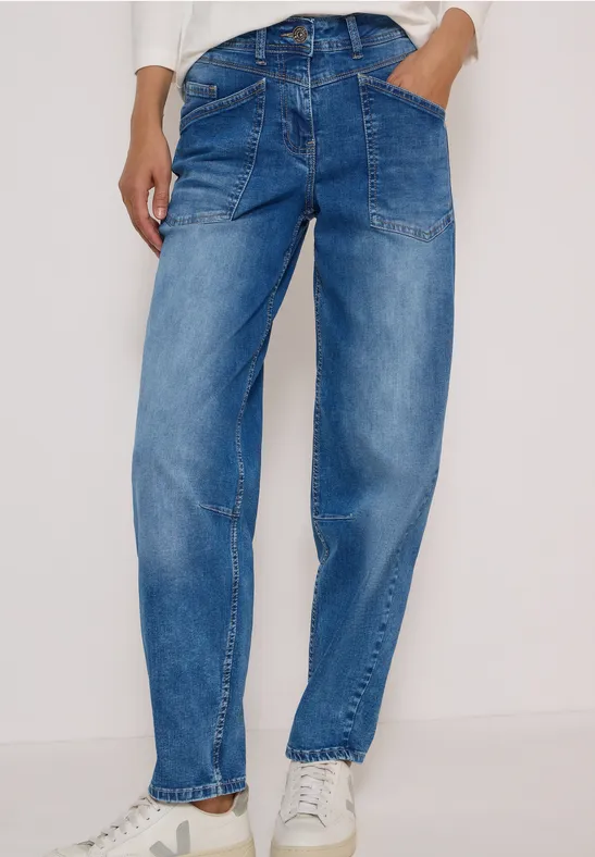 Jeans décontractés bleu moyen, poches avant généreuses et légère coupe affinée à la cheville.