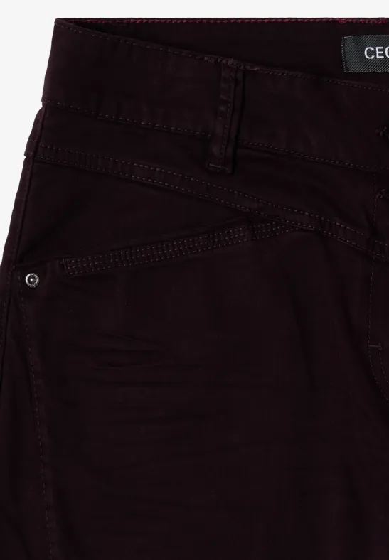 Dunkelrote Jeanshose mit schräger Fronttasche, Gürtelschlaufen und dekorativen Nähten