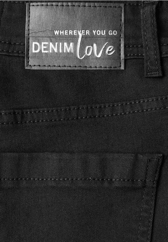 Schwarze Jeans mit Label 'Wherever you go Denim Love' am Bund.