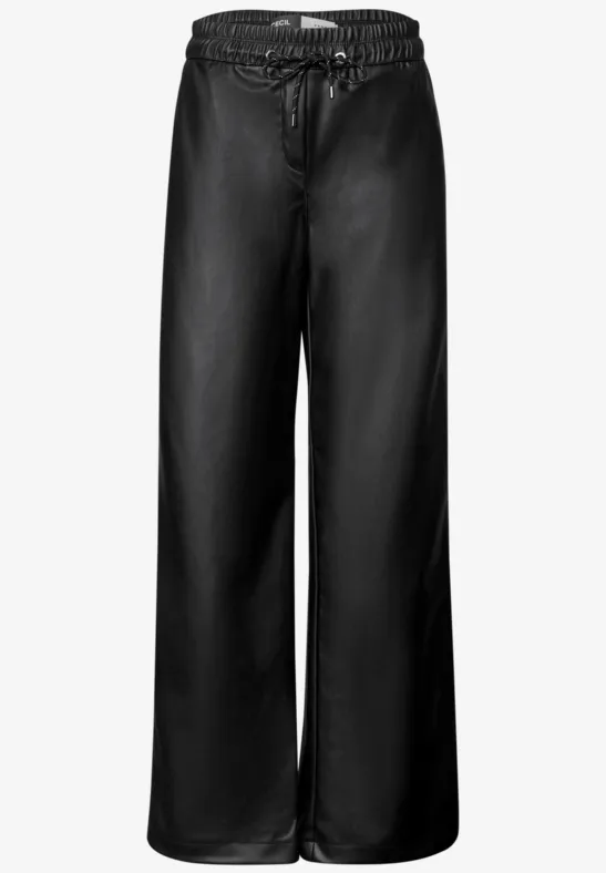 Ein Paar schwarze, weite Hose mit Tunnelzugbund und geradem Schnitt.