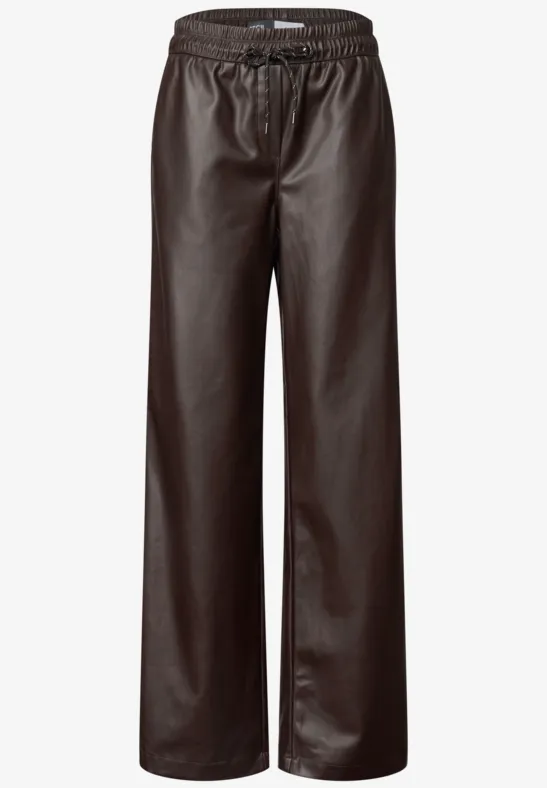 Braune Lederhose mit weitem Bein und elastischem Bund.