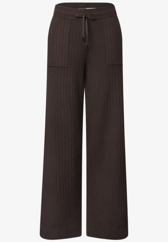 Pantalon marron en maille côtelée, coupe large, taille élastique à cordon et poches plaquées.