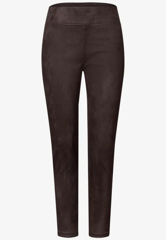 Braune, schmal geschnittene Wildlederhose mit hohem Bund und enger Passform.