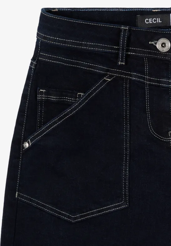 Dunkelblauer Denimrock mit diagonaler Fronttasche, weißen Ziernähten, Gürtelschlaufen und silbernem Knopf.
