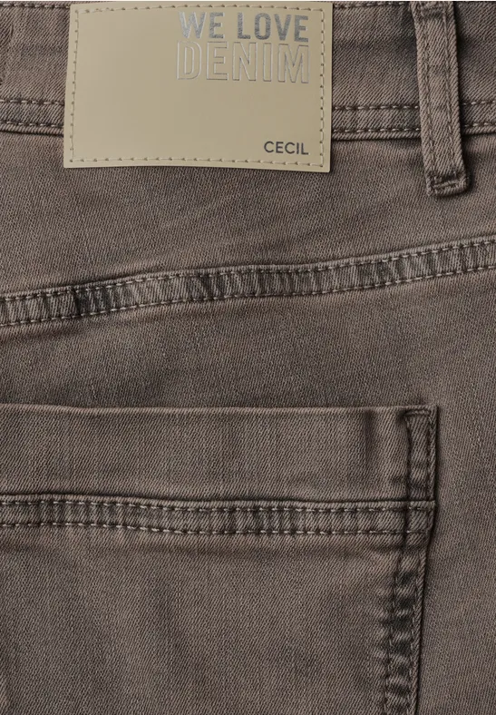 Graue Jeans mit Rückentasche und Lederetikett 'WE LOVE DENIM - CECIL'.