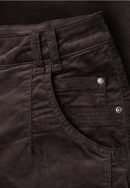 Nahaufnahme einer dunkelbraunen Cordhose mit genieteter Vordertasche und Gürtelösen
