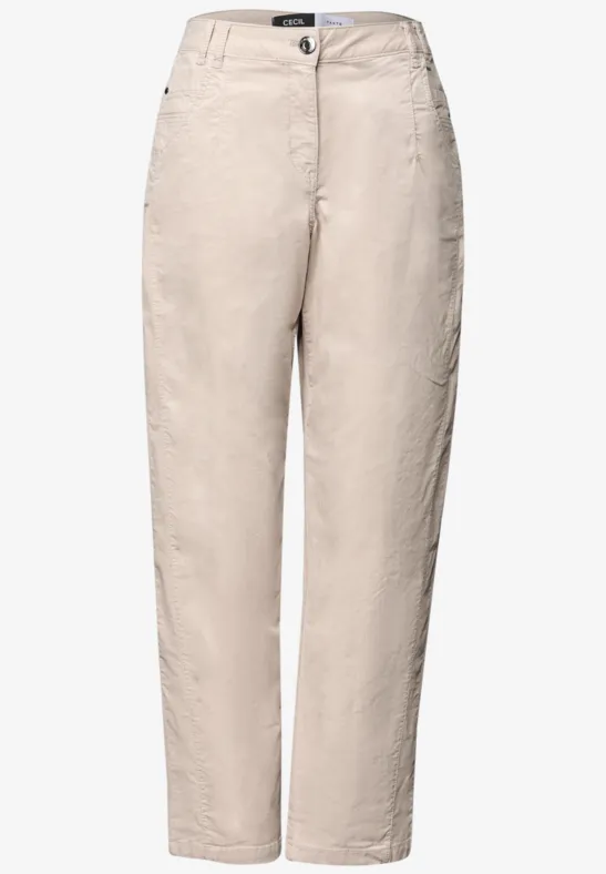 Helle beige Hose mit geradem Schnitt und dezentem Design, ideal für legere Outfits.