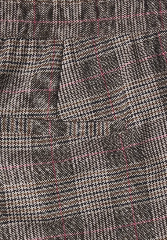 Grauer Stoff mit klassischem Glencheck-Muster in Schwarz-Weiß und dünnen pinken Linien.