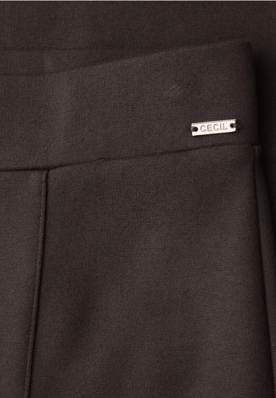 Schwarze Hose mit seitlicher Tasche und silbernem CECIL-Logo am Bund.