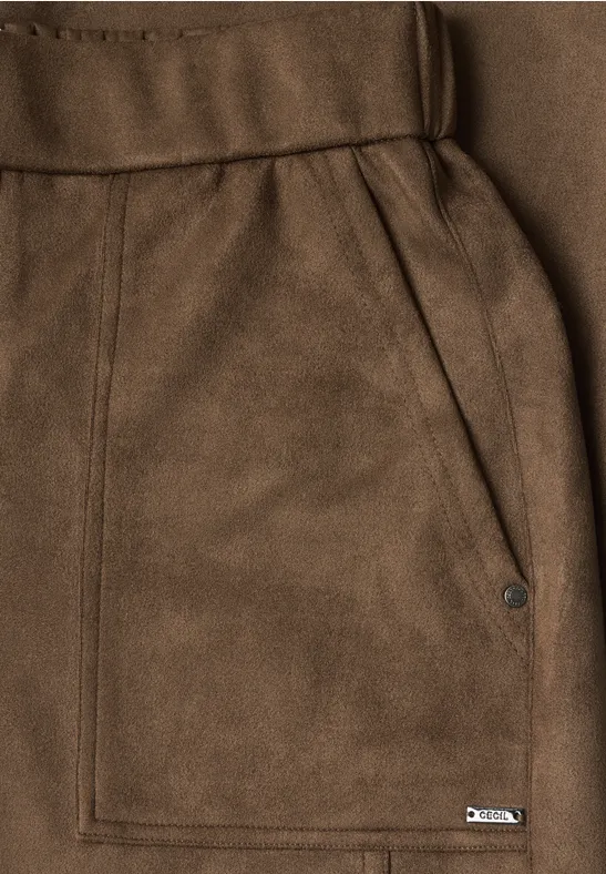 Brauner Veloursleder-Rock mit seitlicher Eingrifftasche und breitem Bund.
