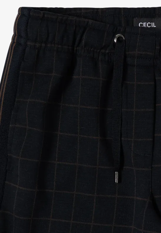 Schwarze Karohose mit elastischem Bund, Tunnelzug und seitlicher Tasche, dezentes Karomuster.