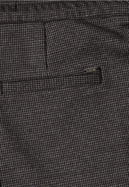 Nahaufnahme einer grauen Stoffhose mit feinem Karomuster, Tasche und Gürtelschlaufe.