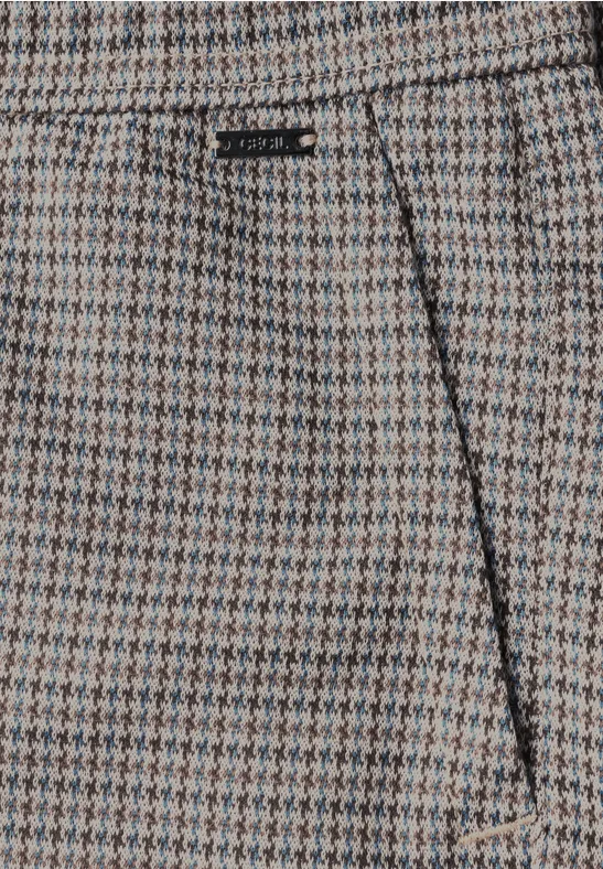 Nahaufnahme einer Hahnentritt-Hose mit Eingrifftasche in gedeckten Erdtönen.