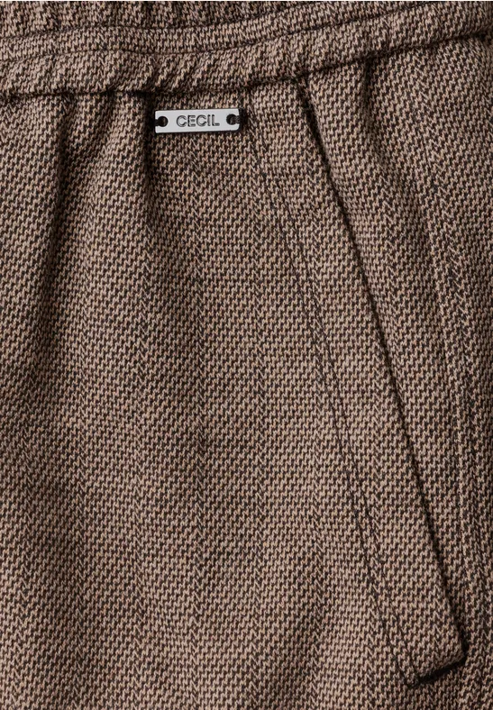 Braune Stoffhose mit aufgesetzter Tasche und Markenlabel 'CECIL'.