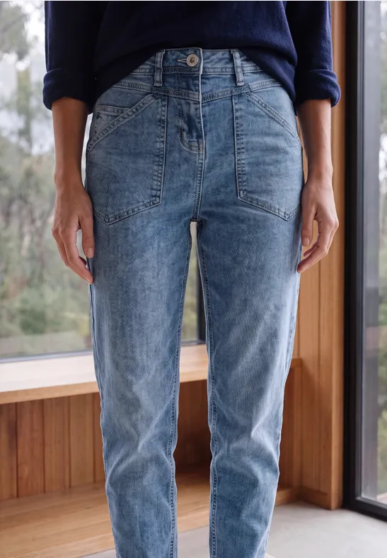 Hoge taille lichtblauwe spijkerbroek met opgezette voorzakken, casual rechte pasvorm.