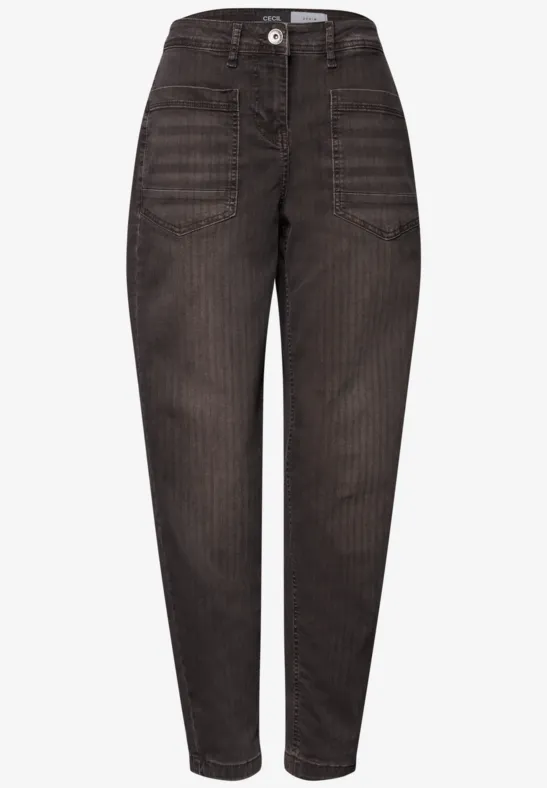 Donkerbruine high-waist jeans met taps toelopende pijpen en schuine zakken.