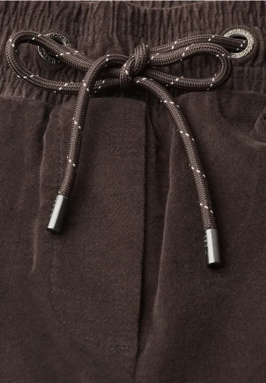 Pantalon marron à taille élastique avec cordon de serrage noué en nœud papillon.