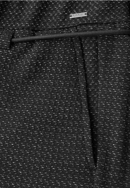 Nahaufnahme einer dunklen Stoffhose mit feinem Muster und sichtbarer Taschennaht.