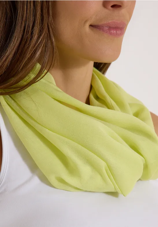 Femme portant une écharpe vert clair autour du cou