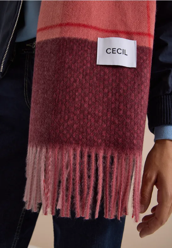 Écharpe rouge bicolore à franges avec étiquette blanche 'CECIL', douce et chaude.