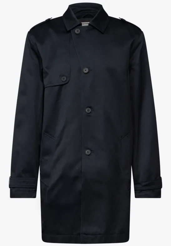 Zwarte lange jas met knopen en kraag.