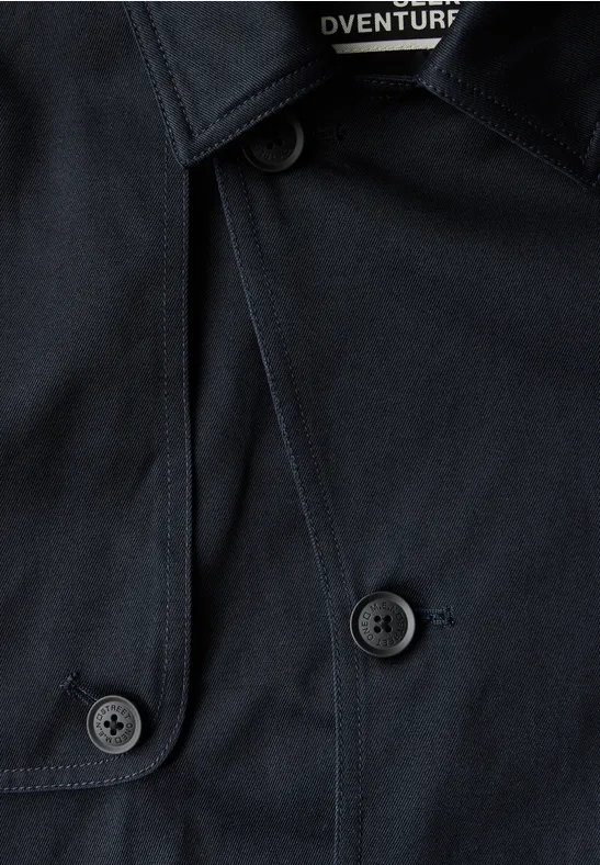 Donkere jas met knopen en kraag, close-up.