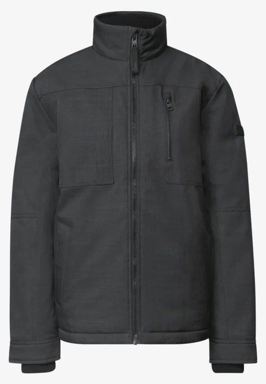 Schwarze Softshell-Jacke mit durchgehendem Reißverschluss, Stehkragen und mehreren Taschen.
