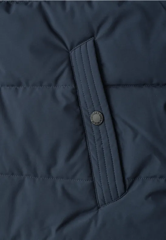 Donkerblauwe gewatteerde jas met zijzak en decoratieve drukknoop.