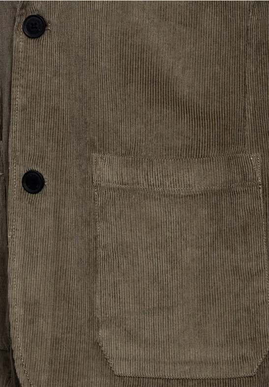 Close-up van een bruine ribfluwelen jas met knopen en opgestikte zak.