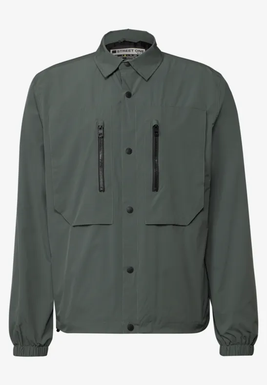 Grüne Jacke mit Reißverschlusstaschen und Knöpfen vorn.